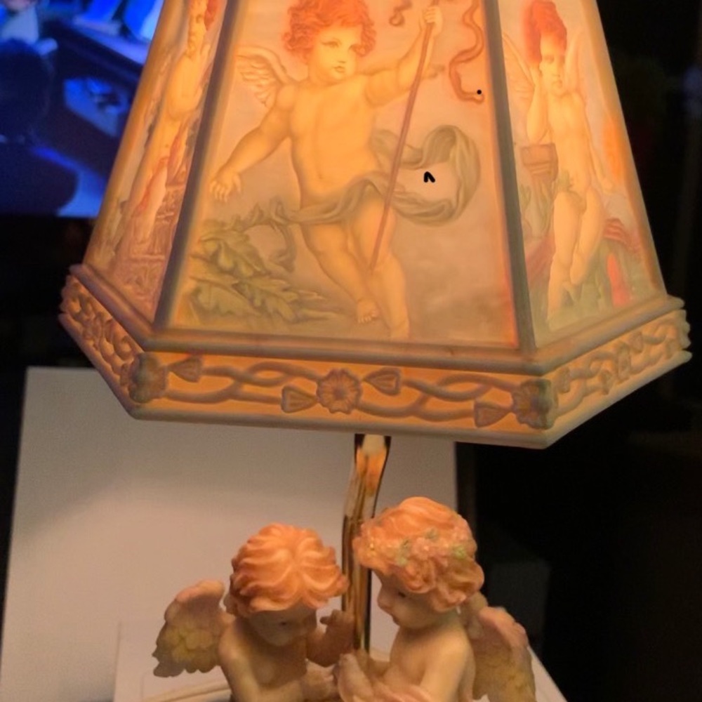 Vintage Night Light with two Angels and a Lithophone Lamp Shade.
